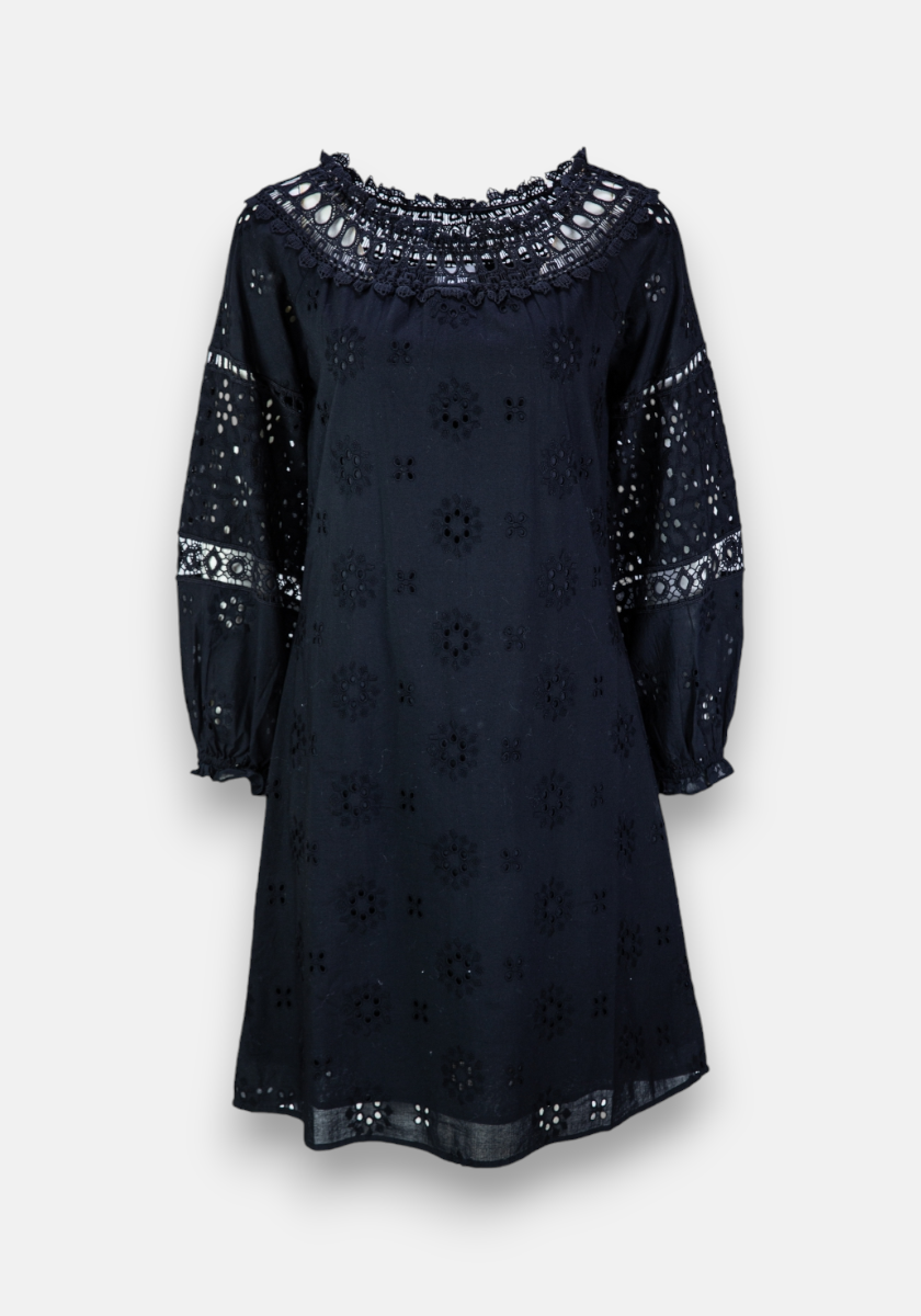 The Schulterfreies Kleid mit Lochstickerei by Princess Goes Hollywood is a knee-length, black cotton dress with floral eyelet embroidery, wide crocheted lace neckline, lace-trimmed balloon sleeves, and a relaxed fit. Shown on plain white background.