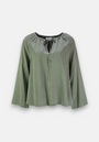 The Grüne Lyocell Bluse mit weiten Ärmeln by Princess Goes Hollywood features wide raglan sleeves, a round neckline with keyhole and bow, plus a lightweight, flowy fabric and flared hem for effortless style.