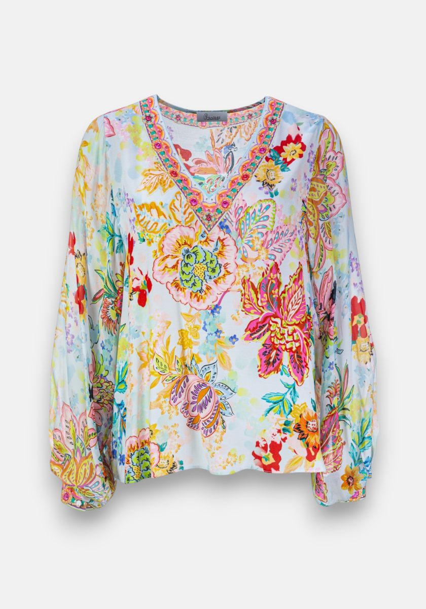 The Florale Bluse mit V-Ausschnitt von Princess Goes Hollywood ist eine hellblaue, langärmlige Bluse mit lockerem Schnitt, floralem Print in Rot, Pink, Gelb, Orange und Grün sowie Zierborte am Ausschnitt und leicht ausgestellten Ärmeln.