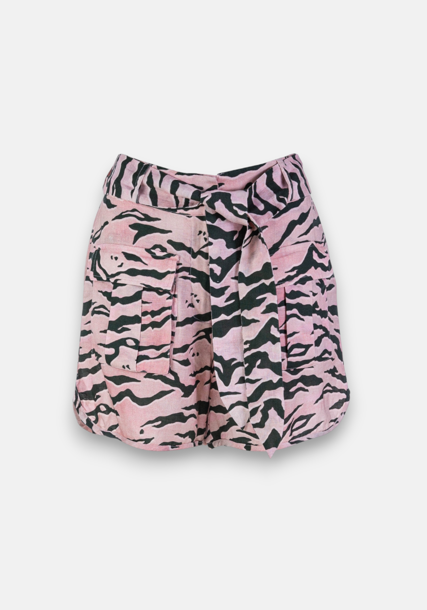 Shorts Tiger mit Gürtelschlaufe by Princess Goes Hollywood: Pink and black tiger-print relaxed-fit shorts with wide tie-front waistband and a large flap pocket on the left, shown against a plain white background.