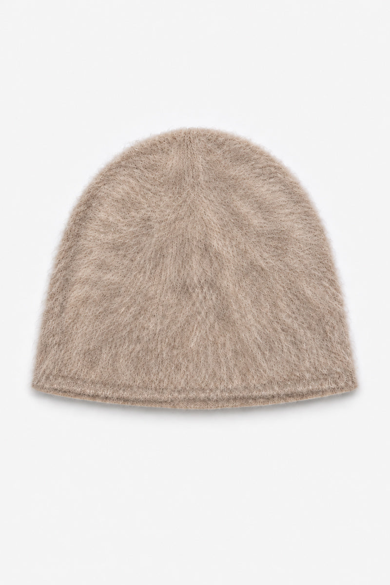 Eine beigefarbene, gebürstete Kaschmir-Mütze mit flauschiger, strukturierter Optik. Sie hat die Form einer klassischen Kippah und ist mittig auf einem schlichten weißen Hintergrund abgebildet.