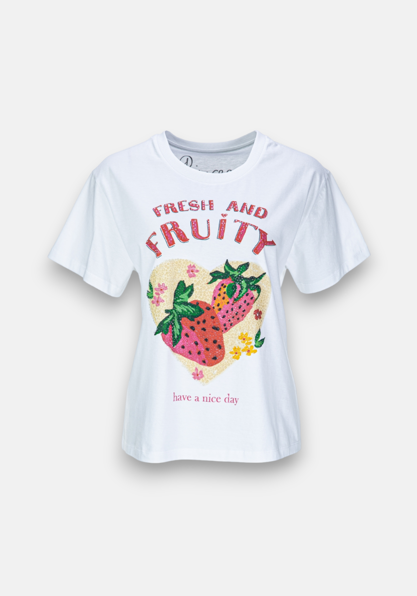 The T-Shirt Erdbeere by Princess Goes Hollywood is a white cotton tee featuring two large strawberries with yellow flowers. Pink glittery FRESH AND FRUITY text appears above, and have a nice day below, on a light gray background.