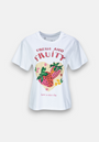 The T-Shirt Erdbeere by Princess Goes Hollywood is a white cotton tee featuring two large strawberries with yellow flowers. Pink glittery FRESH AND FRUITY text appears above, and have a nice day below, on a light gray background.