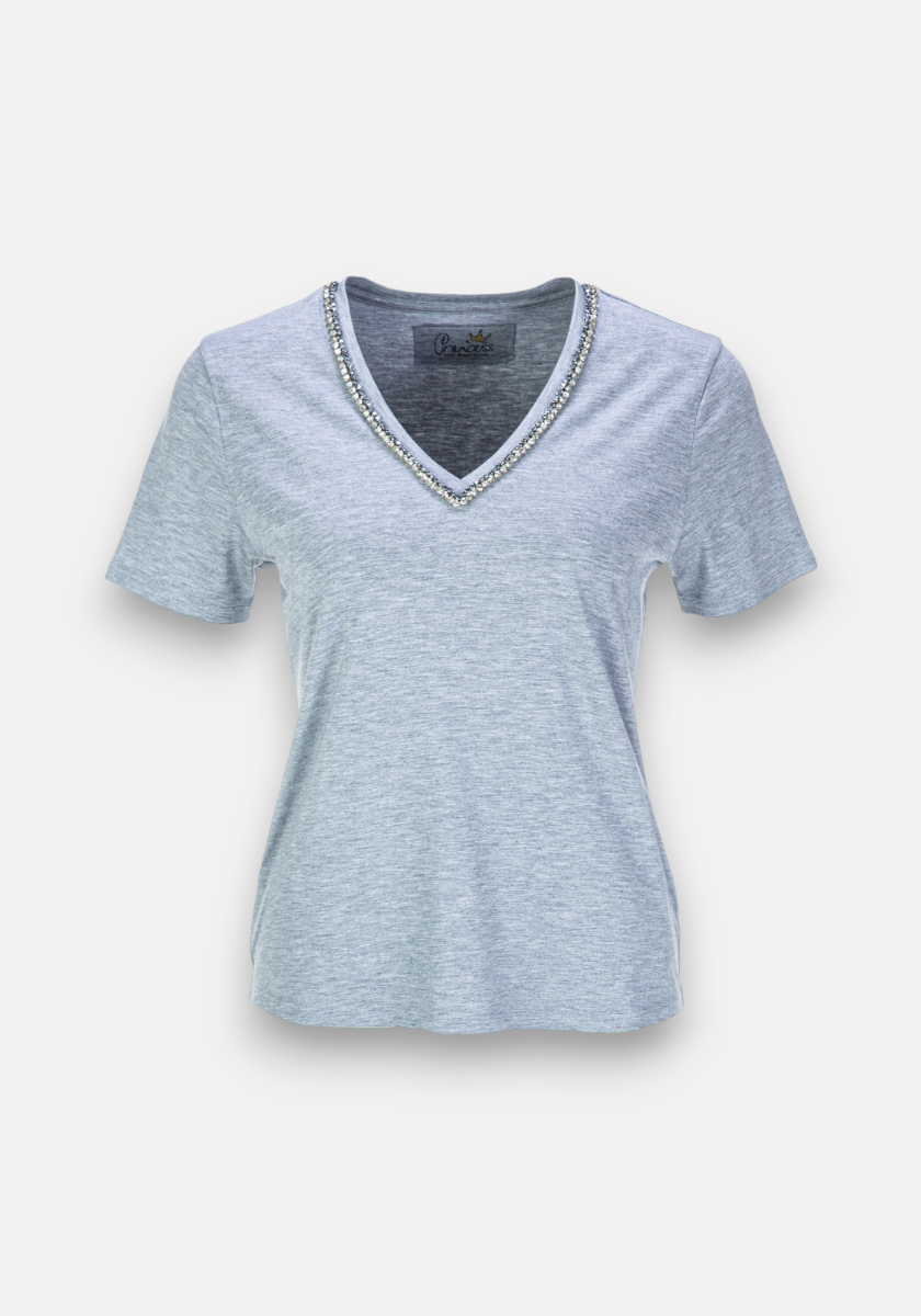 Das leicht taillierte Damen-T-Shirt von Princess Goes Hollywood in hellgrau-meliertem Design mit kurzen Ärmeln, V-Ausschnitt und silbernem Perlenbesatz wird vor weißem Hintergrund präsentiert.