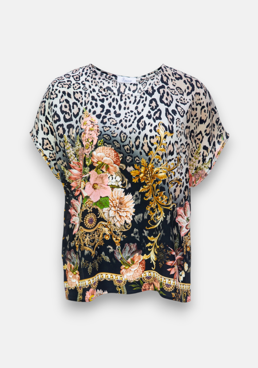 Kurzarm Damenbluse aus Seide von Princess Goes Hollywood: Schwarz-weißes Leopardenmuster mit goldenen, barocken Blumenakzenten und sanftem Farbverlauf von hell an den Schultern zu dunkel am Saum.