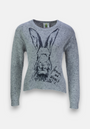 Ein grauer Strickpullover von Princess Goes Hollywood aus Merino-Alpaka-Mix zeigt vorn ein großes, detailreiches Hasenmotiv. Daneben steht handschriftlich “forever and always” mit Herz. Der Rundhalsausschnitt vollendet das Design.