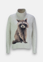 This light gray Strickpullover by Princess Goes Hollywood aus Merino-Alpaka-Mix features a large, detailed Waschbär-Motiv with brown and black fur patterns and calm white face markings on the front.