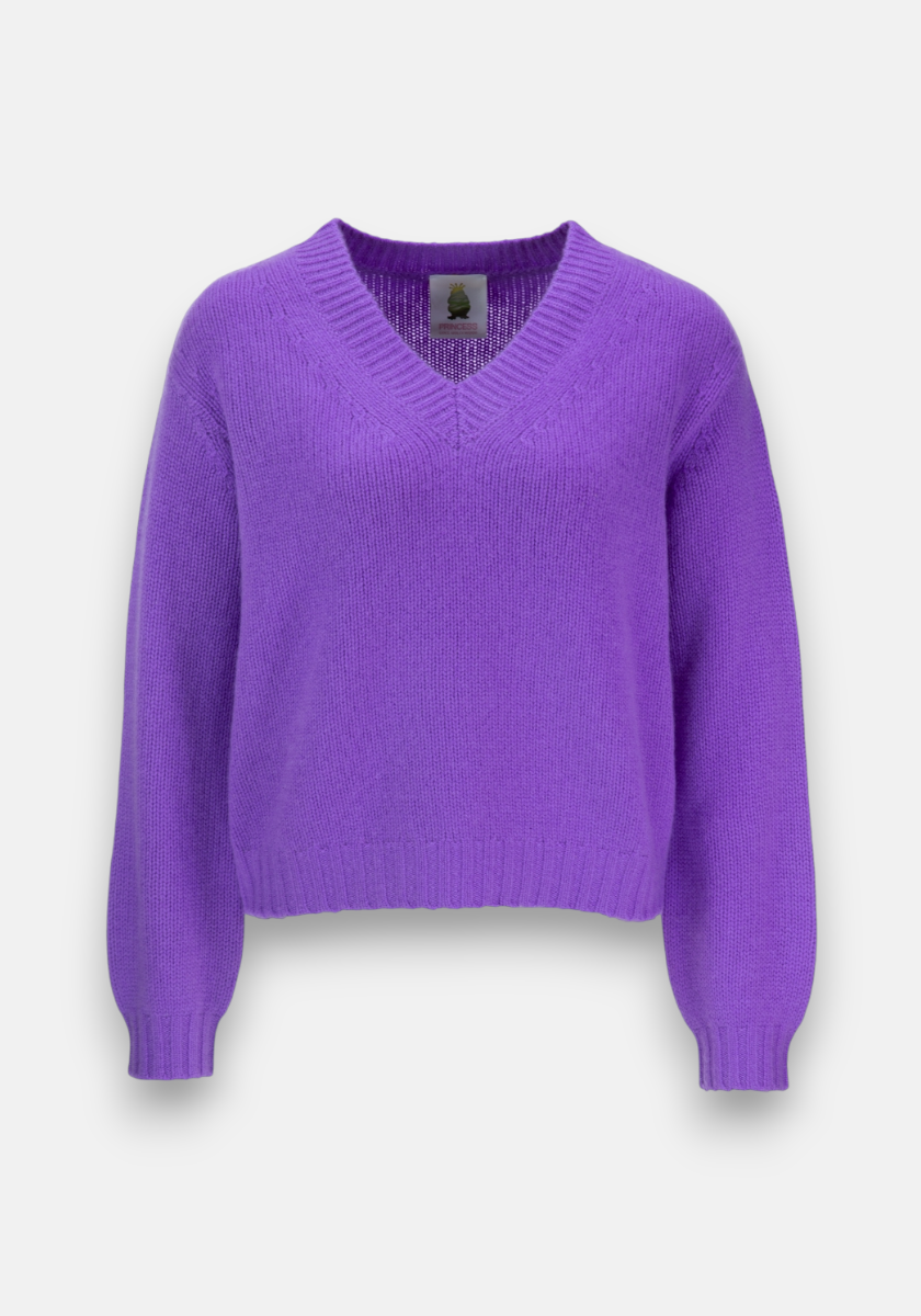 A vibrant purple Damen Kaschmir Pullover by Princess Goes Hollywood with V-Ausschnitt, long sleeves, and ribbed cuffs and hem is shown on a light gray background. The sweater has a relaxed fit and a soft, cozy texture.