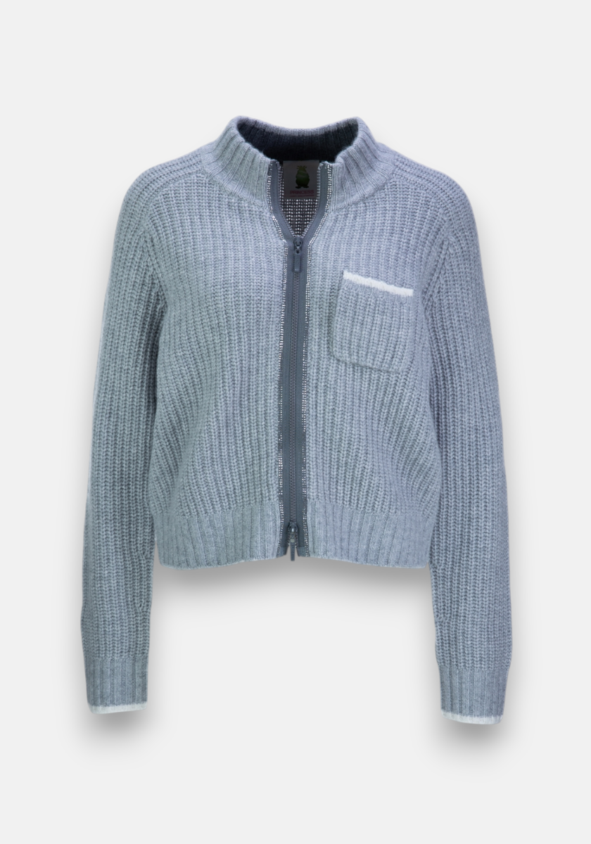Die light gray Strickjacke von Princess Goes Hollywood aus feinem Wolle-Kaschmir-Mix überzeugt mit Strass-Reissverschluss, geripptem Design, kurzem boxy Schnitt sowie Brusttasche und weißen Akzenten.