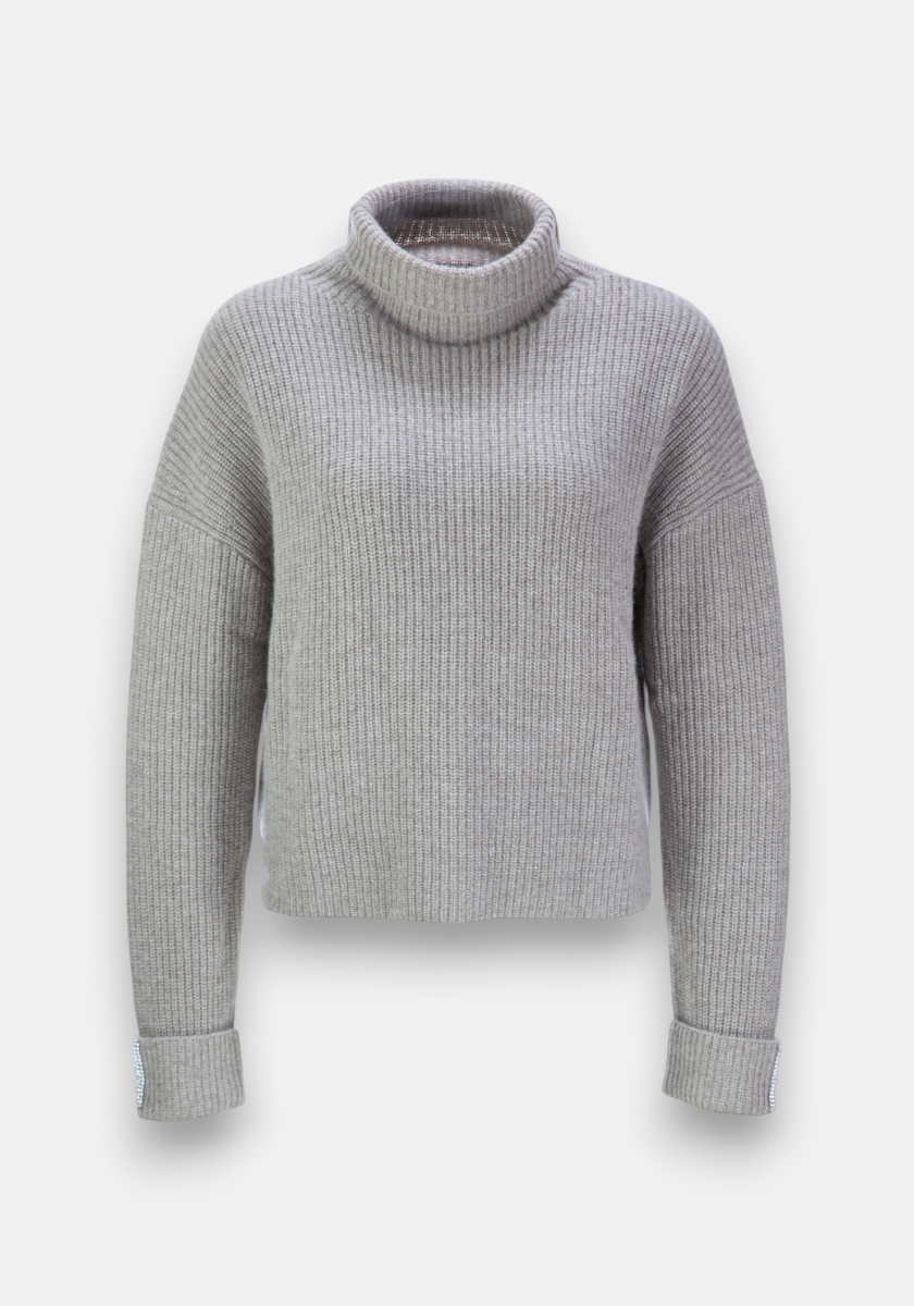 A light gray Strickpullover aus Wolle-Kaschmir-Mix von Princess Goes Hollywood mit Rippstrick und Rollkragen. Die Ärmel sind umgekrempelt, der entspannte, leicht kastige Schnitt hebt sich vor weißem Hintergrund ab.