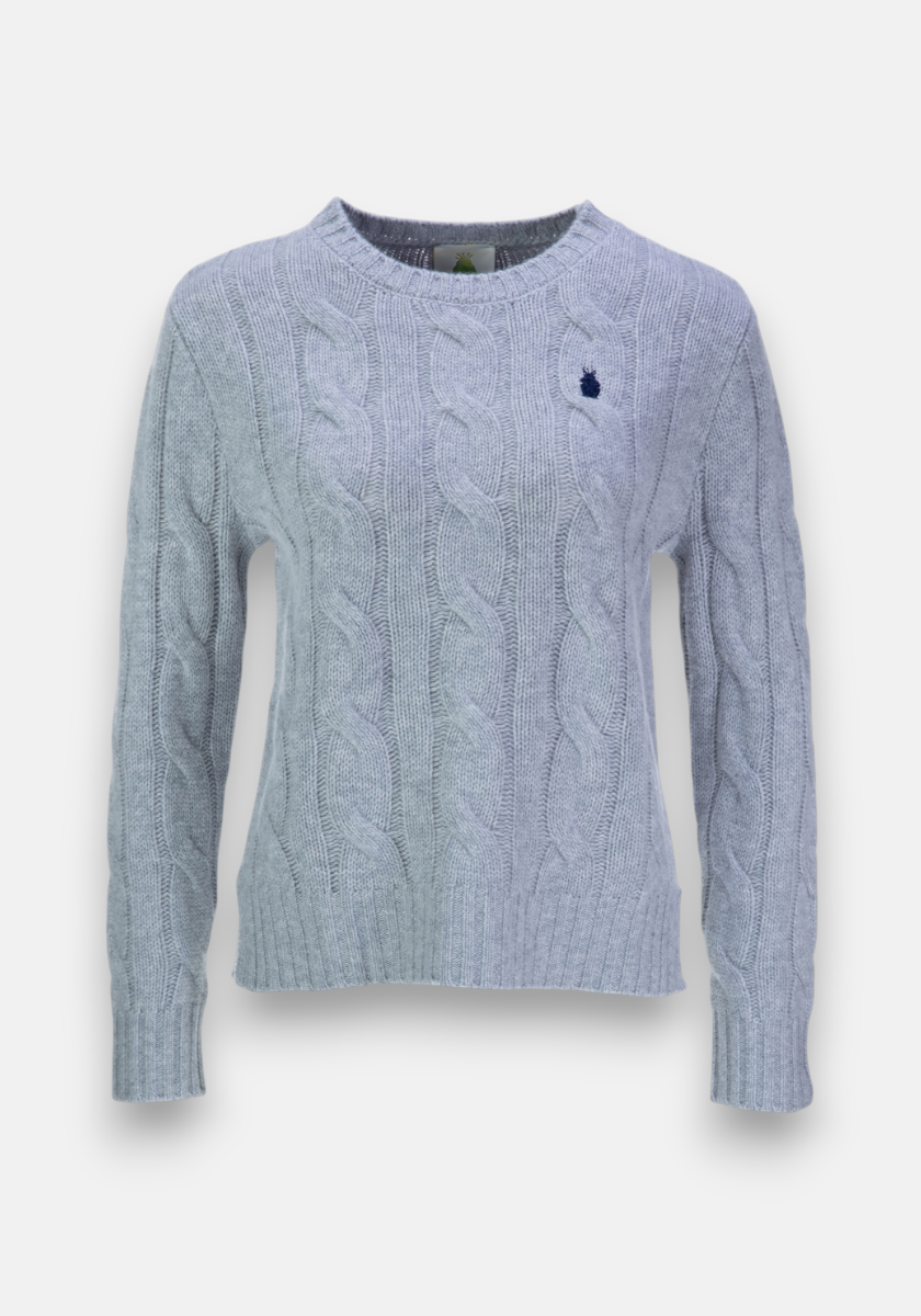 Hellgrauer Zopfstrickpullover von Princess Goes Hollywood aus Wolle-Kaschmir-Mix mit langen Ärmeln, Rundhalsausschnitt und einem kleinen gestickten Frosch auf der linken Brust. Präsentiert vor weißem Hintergrund.