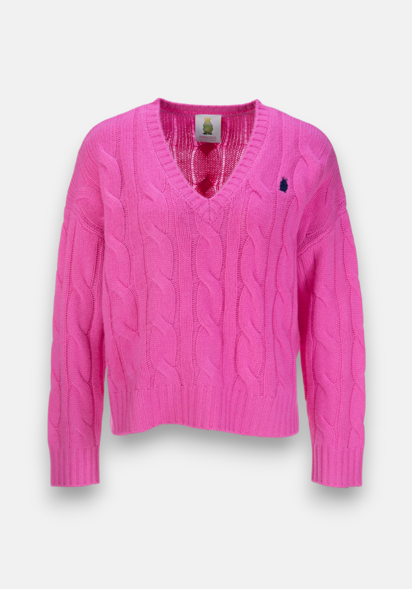 A bright pink, chunky Zopfstrick Pullover Wolle-Kaschmir by Princess Goes Hollywood with V-Ausschnitt, long sleeves, ribbed cuffs and hem, and a small dark blue embroidered logo on the left chest. Set against a plain white background.
