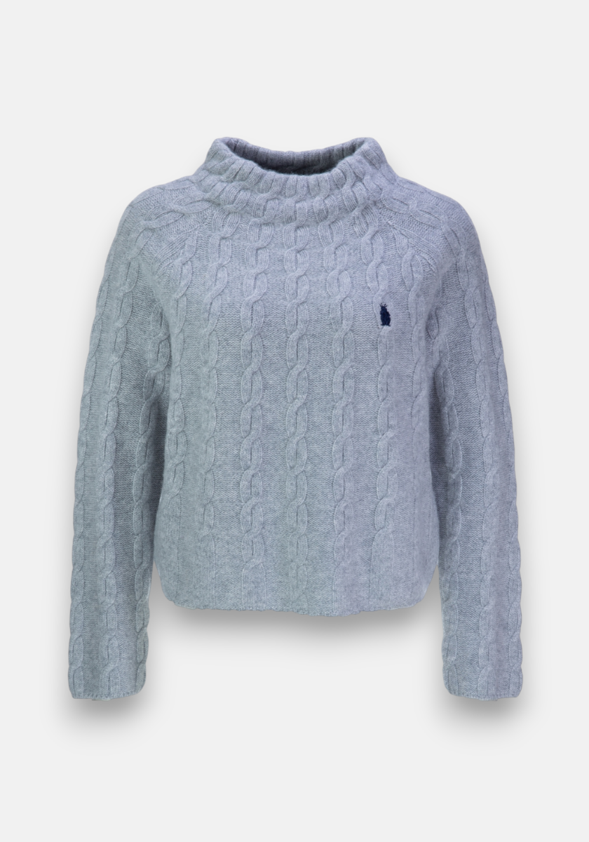Hellgrauer Pullover von Princess Goes Hollywood aus Wolle-Kaschmir-Mix, mit Zopfstrick, langärmelig und hohem Stehkragen. Dunkelblaues Logo auf der linken Brust, weiche Textur und leicht cropped geschnitten.