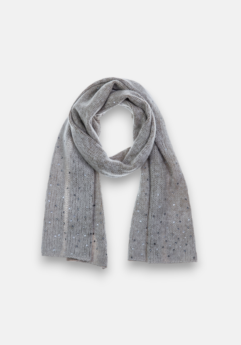 Ein gestrickter, hellgrauer Schal von Princess Goes Hollywood im edlen Merino-Kaschmir-Mix liegt flach und ist oben geschlungen. Dezente Strassverzierung setzt funkelnde Akzente, der Used-Look verleiht individuellen Charme.