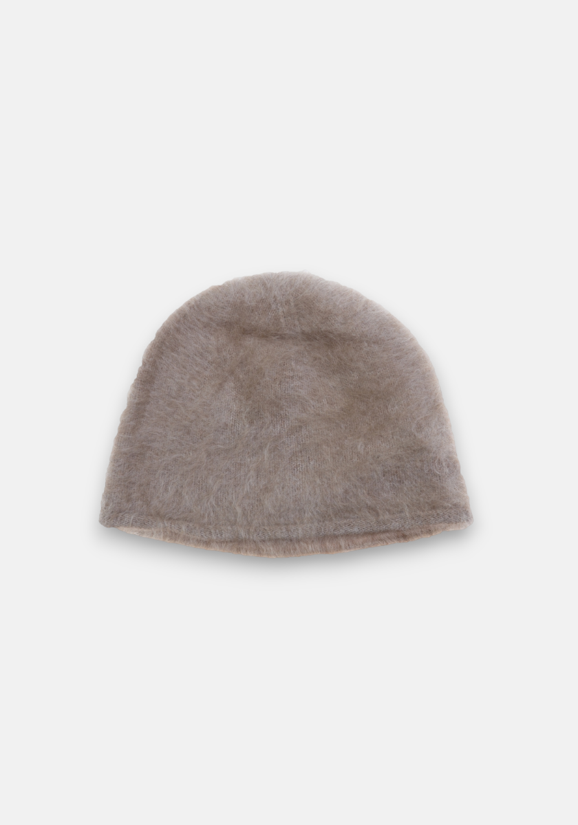 A soft, fuzzy, light gray Princess Goes Hollywood Kaschmir Strickmütze lies flat on a white background, featuring a simple rounded shape with no visible seams or embellishments.