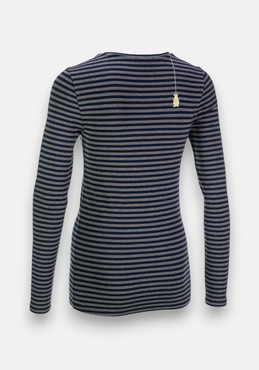 Ein gestreiftes Langarmshirt von Princess Goes Hollywood mit navyblauen und grauen Streifen, figurbetonter Passform mit Stretch, Crew-Neck-Kragen und kleinem beigen Etikett am Kragen. Präsentiert auf schlichtem weißen Hintergrund.
