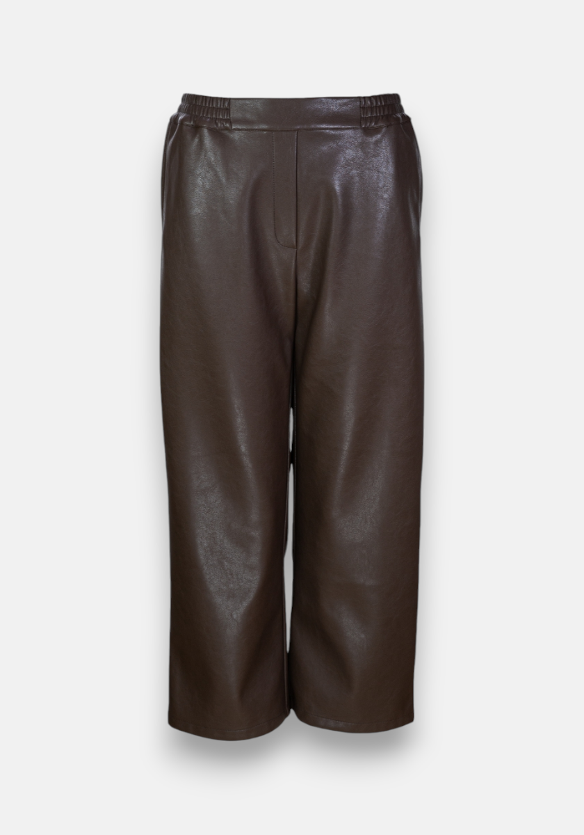A pair of high-waisted, wide-leg Kunstlederhose in shiny dark brown from Princess Goes Hollywood, with an elastic waistband and side pockets. These relaxed-fit 7/8-length pants are shown against a plain white background.
