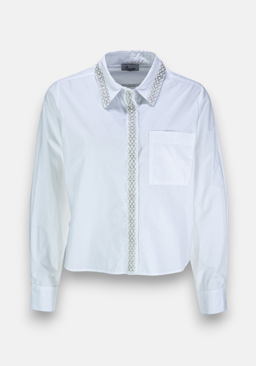 A white Baumwolle Hemdbluse by Princess Goes Hollywood with long sleeves, single chest pocket, and pearl-trimmed collar and placket for a touch of elegance on the classic, slightly cropped, boxy silhouette.