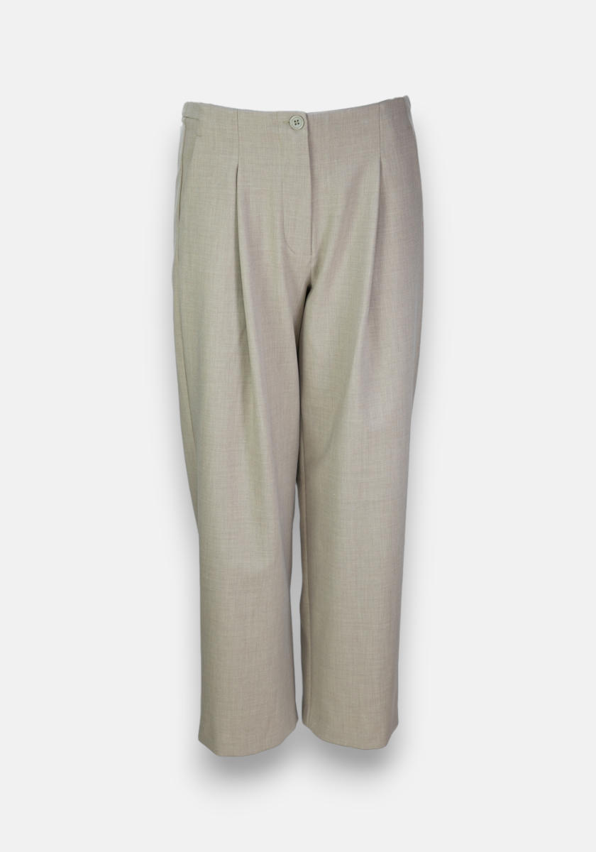 Beige Stoffhose von Princess Goes Hollywood mit weitem Bein, 7/8-Länge und geradem, lockerem Schnitt. Mit Bügelfalten, Knopf- und Reißverschluss am Bund – endet oberhalb der Knöchel, perfekt für Business-Looks.
