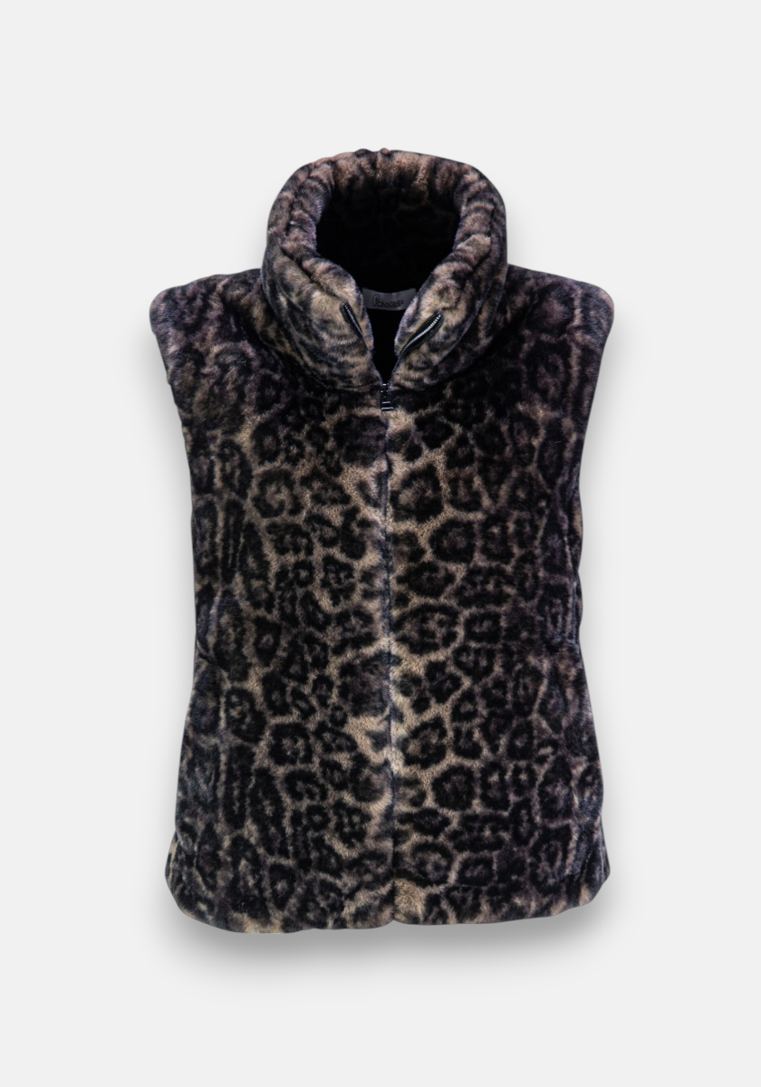 Princess Goes Hollywood Fake Fur Weste mit hohem, gepolstertem Kragen und trendigem Leo-Print in Braun und Schwarz. Die weiche, plüschige Optik ist ein Hingucker vor schlichtem, hellgrauem Hintergrund.