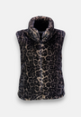 Princess Goes Hollywood Fake Fur Weste mit hohem, gepolstertem Kragen und trendigem Leo-Print in Braun und Schwarz. Die weiche, plüschige Optik ist ein Hingucker vor schlichtem, hellgrauem Hintergrund.