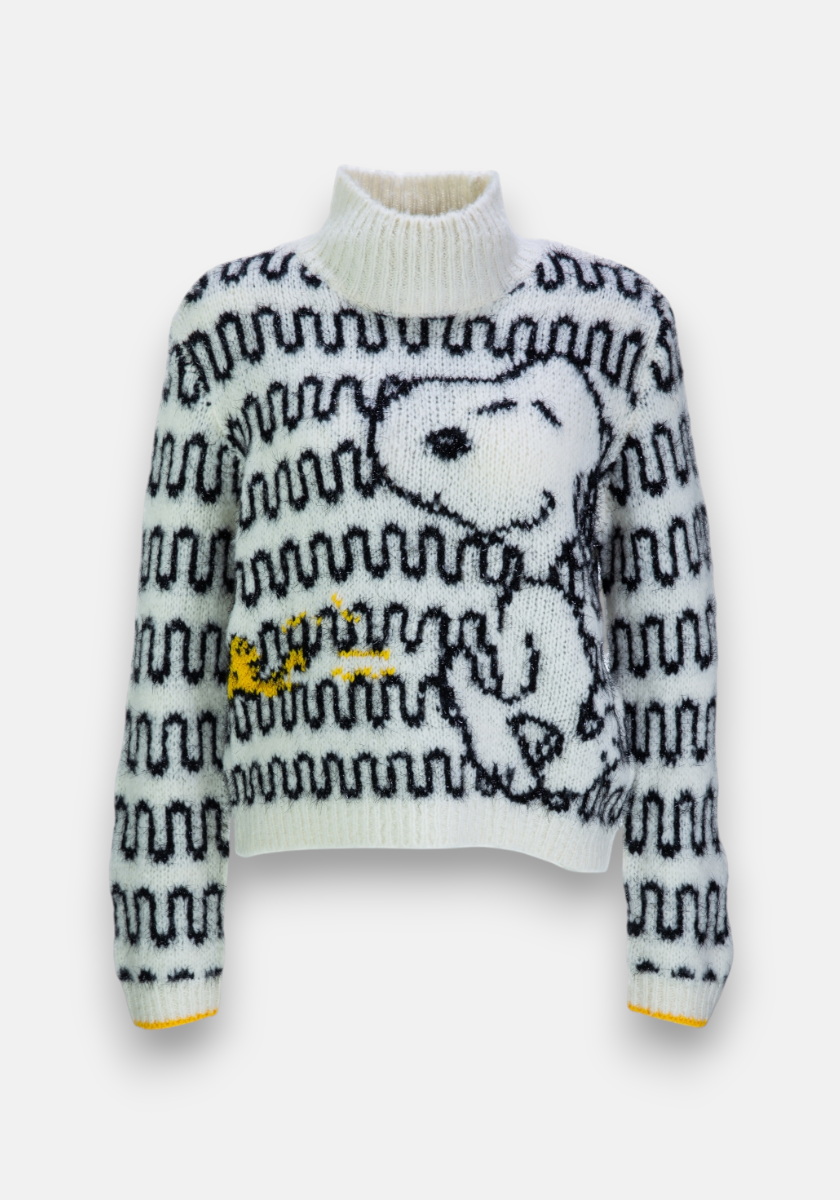 The Princess Goes Hollywood white Wollmix Grobstrickpullover features long sleeves, a Stehkragen, black zigzag pattern, a large Snoopy motif with Woodstock on the front, and thin yellow stripes on the cuffs for a playful accent.