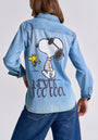 A person wears a light blue Princess Goes Hollywood Jeanshemd aus Baumwolle with a large Snoopy und Woodstock Stickerei on the back and “NEVER TOO COOL” lettering, standing hands on hips.