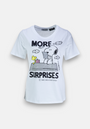 Ein weißes Baumwoll-T-Shirt von Princess Goes Hollywood mit Peanuts-Print zeigt Snoopy und Woodstock unter „MORE SURPRISES“, Wolken und Haus im Hintergrund, unten steht: TAKE CARE OF EACH OTHER – ein Must-have für Peanuts-Fans!.