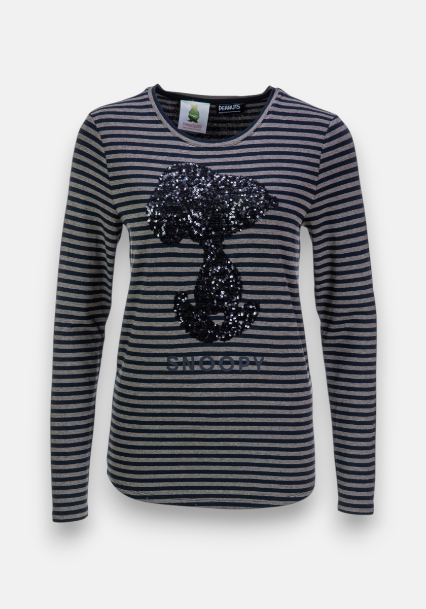 Ein gestreiftes Langarmshirt von Princess Goes Hollywood in Schwarz und Grau mit großem Snoopy-Motiv samt Pailletten und weißem "SNOOPY"-Schriftzug auf der Front, Rundhalsausschnitt, vor weißem Hintergrund fotografiert.