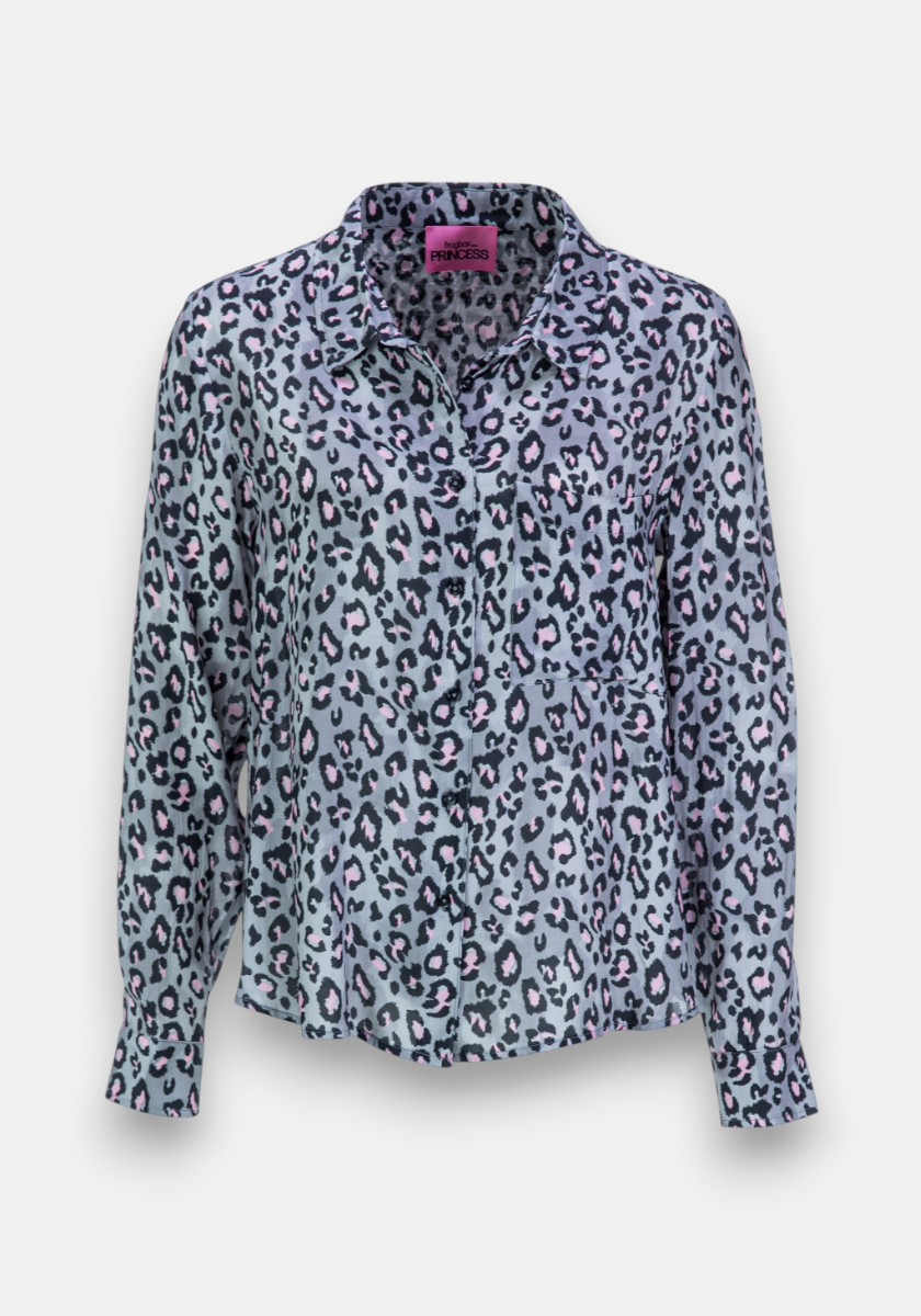 The Frogbox by Princess blouse features long sleeves, a classic Hemdkragen collar, a light blue base with black, gray, and pink Leo-Print, and a relaxed fit. Displayed on a plain white background.
