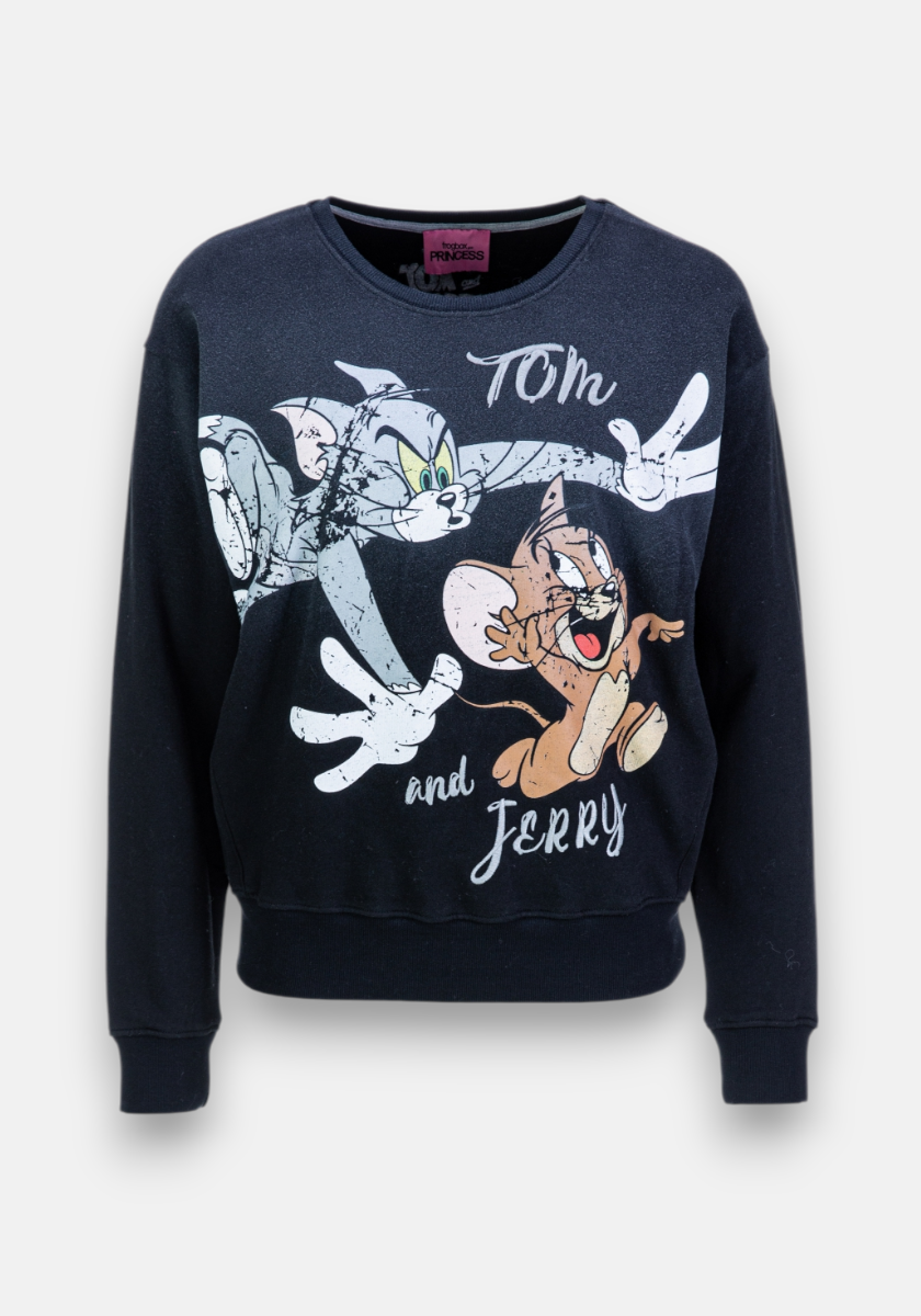 This black Frogbox by Princess sweatshirt, made from soft Baumwolle, features Tom and Jerry chasing each other with their names in white script below. The crew neckline adds comfort to this playful, long-sleeve design.