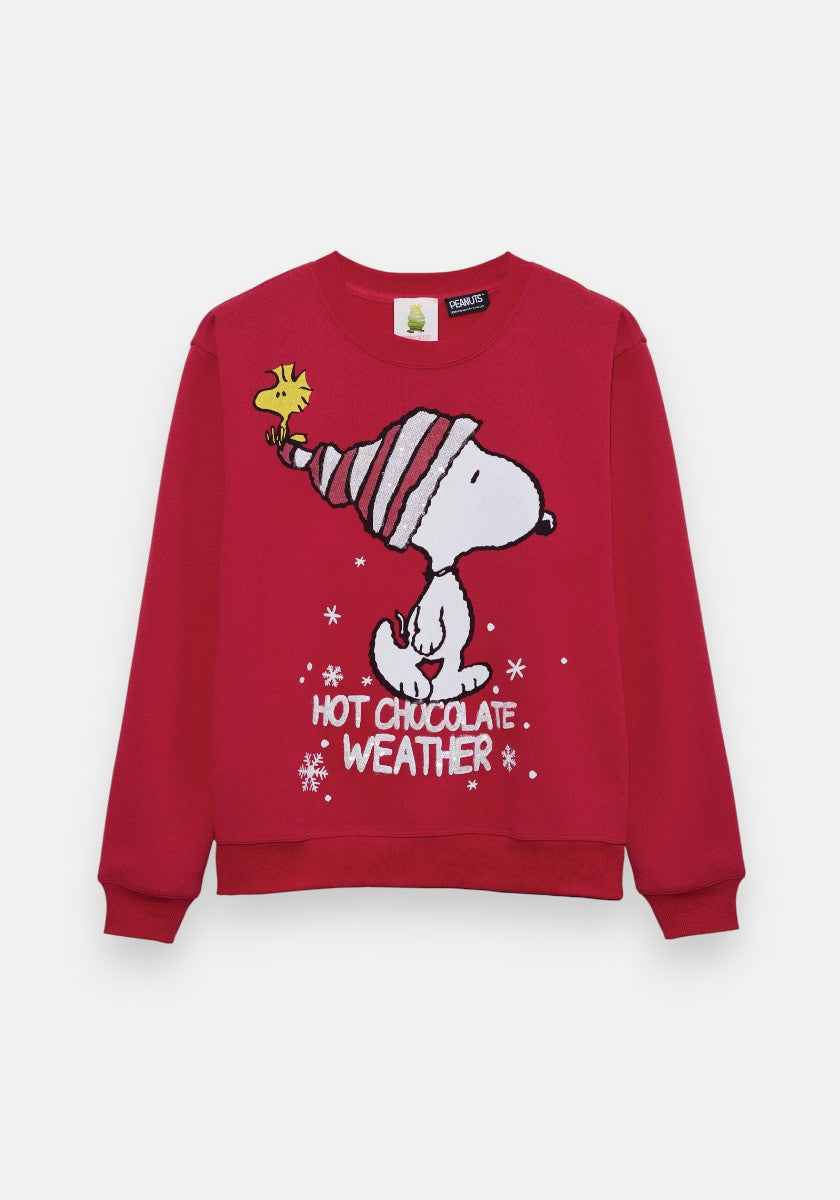 Ein roter Princess Goes Hollywood Snoopy-Pullover mit Snoopy in einer gestreiften Wintermütze, Woodstock auf dem Kopf, Schneeflocken-Details und "HOT CHOCOLATE WEATHER" darunter - ideal für Weihnachten oder als gemütlicher Winterpullover.