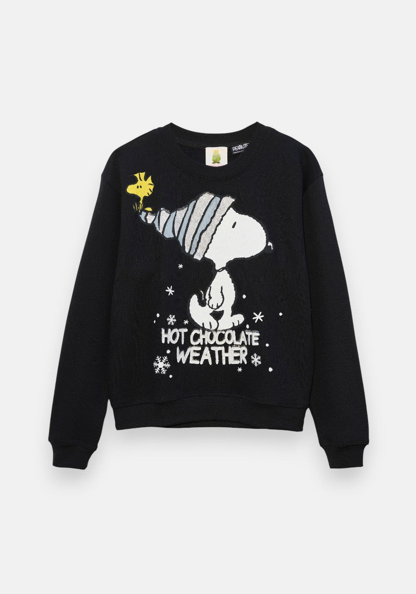 Dieser Princess Goes Hollywood Weihnachtspulli zeigt Snoopy mit gestreifter Wintermütze, der einen Becher hält, mit Woodstock darauf. "HOT CHOCOLATE WEATHER" und Schneeflocken sorgen für festlichen Charme - ideal für die Weihnachtszeit!.