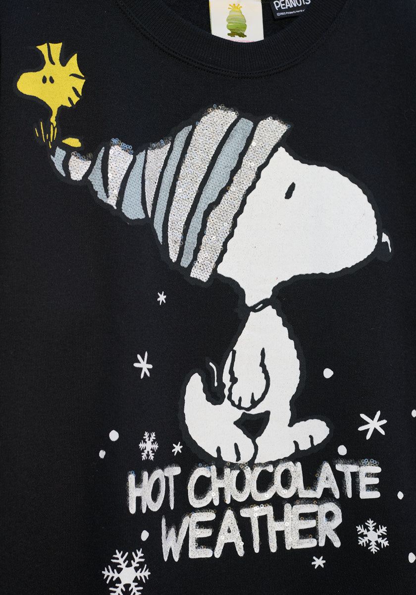 Der schwarze Snoopy-Pullover von Princess Goes Hollywood zeigt Snoopy in einer glitzernden, gestreiften Wintermütze mit Woodstock darauf, umgeben von Schneeflocken und dem Schriftzug "HOT CHOCOLATE WEATHER" in fetten weißen Buchstaben - perfekt für Weihnachten.