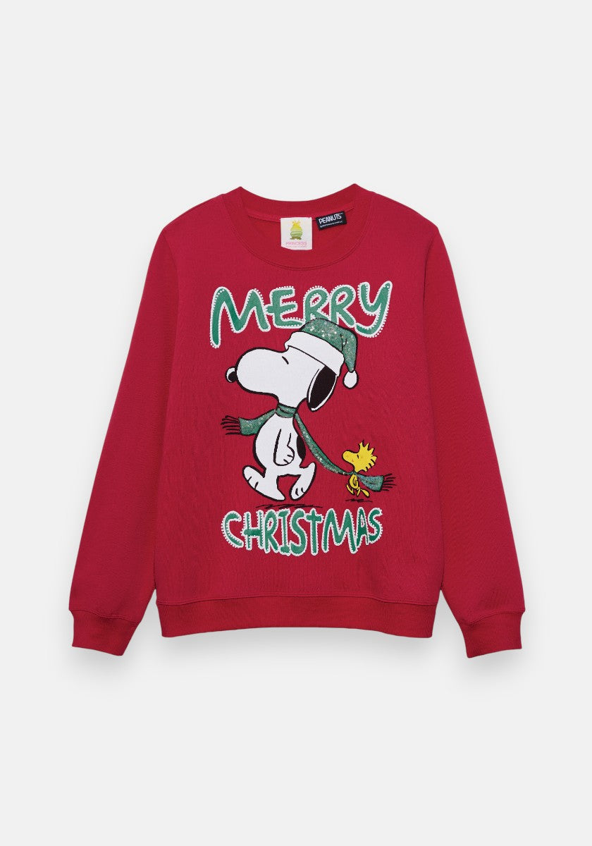 Ein festlicher roter Princess Goes Hollywood-Pullover mit Snoopy in grüner Weihnachtsmannmütze und Schal und Woodstock an seiner Seite. Oben steht "MERRY" in Weiß, unten "CHRISTMAS" in Grün. Dieser Pullover hat lange Ärmel und einen kuscheligen Rundhalsausschnitt.