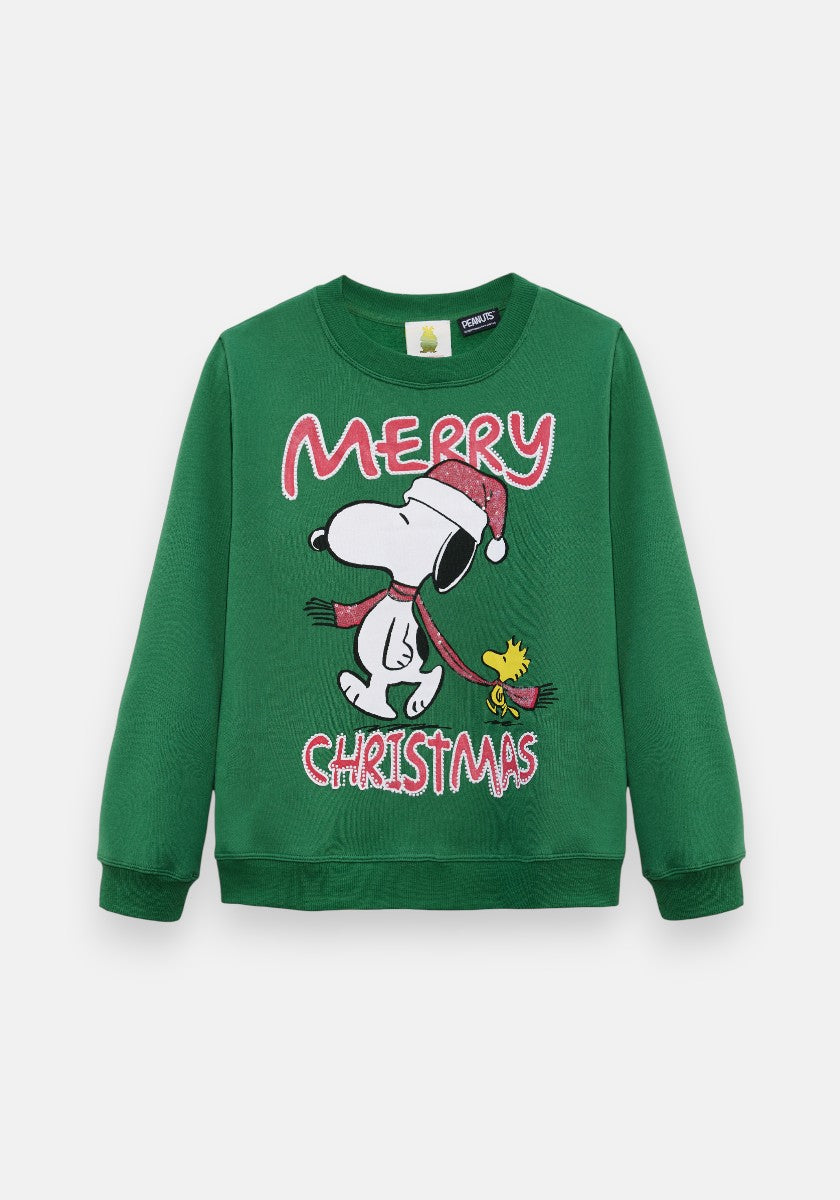 Der Princess Goes Hollywood Merry Christmas Pullover ist grün mit Snoopy mit Weihnachtsmannmütze und rotem Schal, Woodstock daneben, "Merry" oben, "Christmas" unten, dazu lange Ärmel und ein Rundhalsausschnitt.