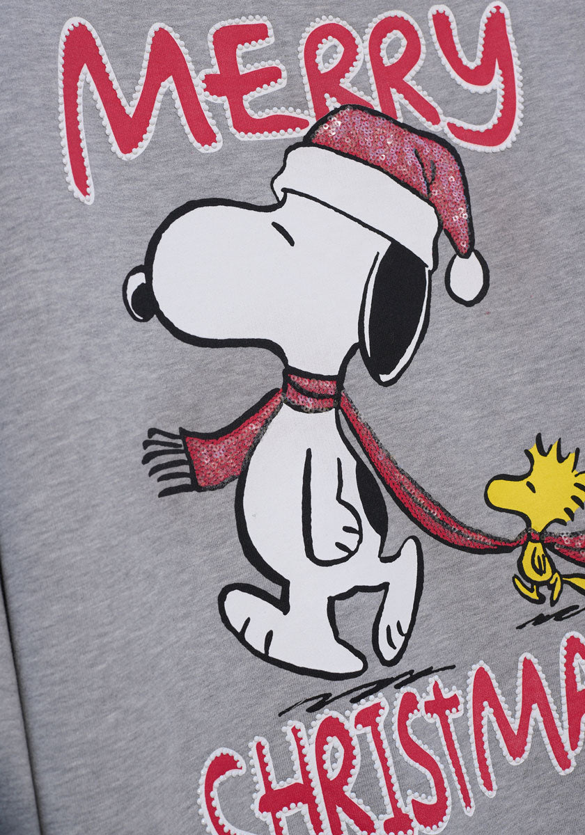 Eine Nahaufnahme des grauen Princess Goes Hollywood Snoopy Christmas Sweater zeigt Snoopy mit roter Weihnachtsmannmütze und Schal, der mit Woodstock spazieren geht. Oben steht in roter Schrift "MERRY", darunter "CHRISTMAS" für ein festliches Aussehen.