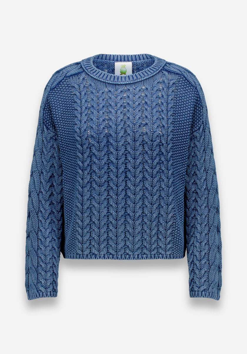 Der blaue, langärmelige Princess Goes Hollywood Zopfstrick Pullover aus Baumwolle ist auf weißem Grund abgebildet. Er hat einen Rundhalsausschnitt, gerippte Bündchen und einen gerippten Saum sowie ein strukturiertes, geflochtenes Zopfmuster mit detaillierten Nähten.