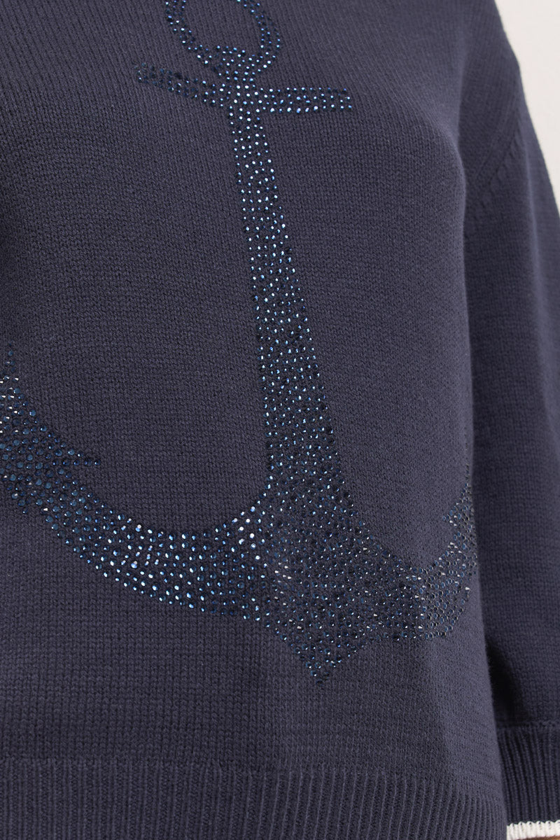 Nahaufnahme eines dunkelblauen Baumwolle-Mix Pullovers von Princess Goes Hollywood, mit einem Anker-Motiv mit funkelnder dunkelblauer Strassverzierung und einem weichen, gerippten Saum für zusätzlichen Komfort.