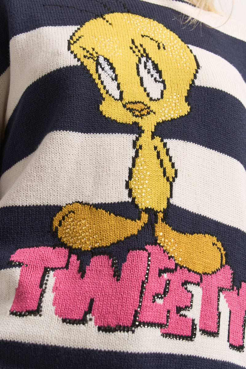 Nahaufnahme eines Princess Goes Hollywood Pullovers aus Baumwollmix mit schwarzen und weißen Streifen, auf dem ein großer Tweety Bird in Handarbeit über einem fetten rosa Schriftzug TWEETY zu sehen ist. Der Pullover zeigt eine detaillierte Stoffstruktur und funkelnde Pailletten.