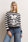 Eine junge Frau mit langen blonden Haaren trägt einen gestreiften Pullover aus Baumwollmischgewebe von Princess Goes Hollywood mit einem großen Snoopy-Motiv auf der Vorderseite. Sie kombiniert ihn mit Blue Jeans und steht selbstbewusst vor einer hellen Wand.