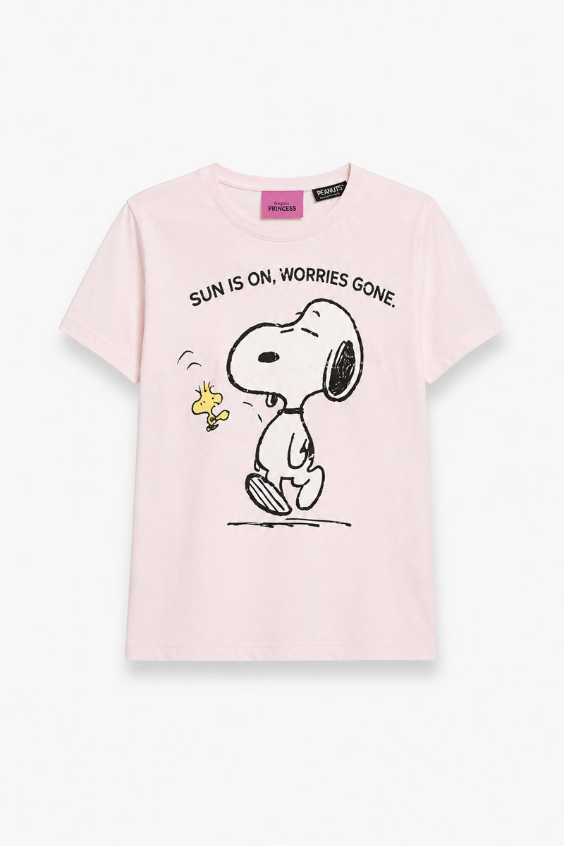 Frogbox by Princess Limited Edition Snoopy-T-Shirt in Hellrosa, aus weicher Baumwolle. Mit einem schwarz-weißen Snoopy- und Woodstock-Aufdruck und dem Schriftzug „SUN IS ON, WORRIES GONE“. Kurze Ärmel, lockere Passform.