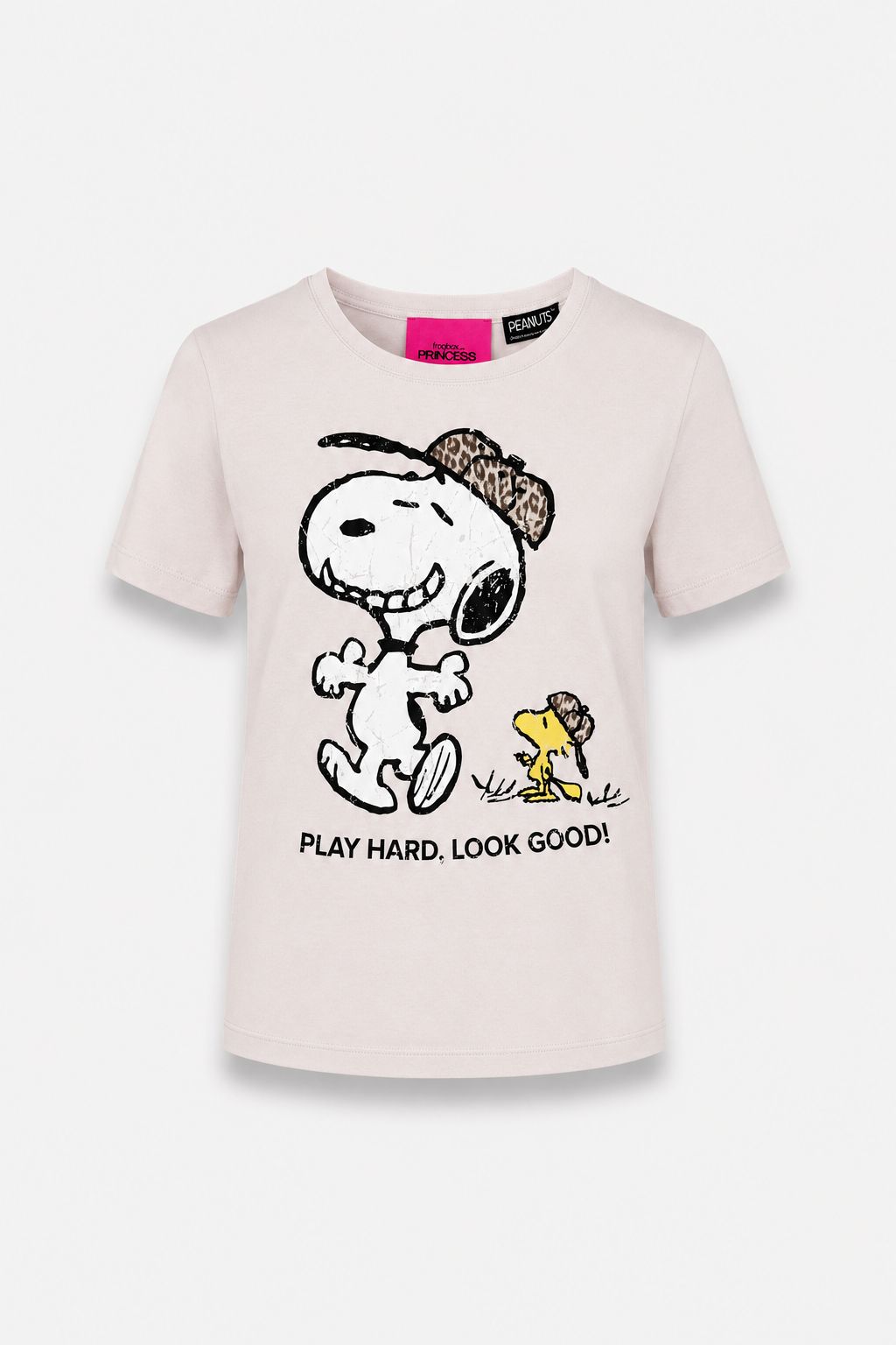 Dieses T-Shirt „Limited Edition Frogbox by Princess Snoopy“ in Hellrosa zeigt Snoopy und Woodstock mit Hüten im Leopardenmuster über dem Slogan „PLAY HARD, LOOK GOOD!“. Aus weicher Baumwolle. Einfarbiger weißer Hintergrund.