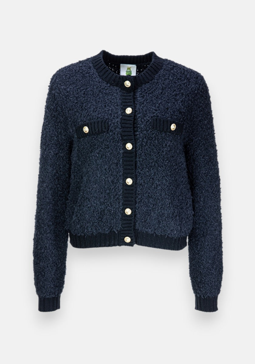 Dunkelnavyfarbene Strickjacke von Princess Goes Hollywood mit langen Ärmeln, gerippten Bündchen und Saum, goldfarbenen Knöpfen, zwei Brusttaschen und Rundhalsausschnitt. Sie ist aus einer weichen Woll-Alpaka-Mischung im Bouclé-Stil gefertigt und fühlt sich luxuriös an.
