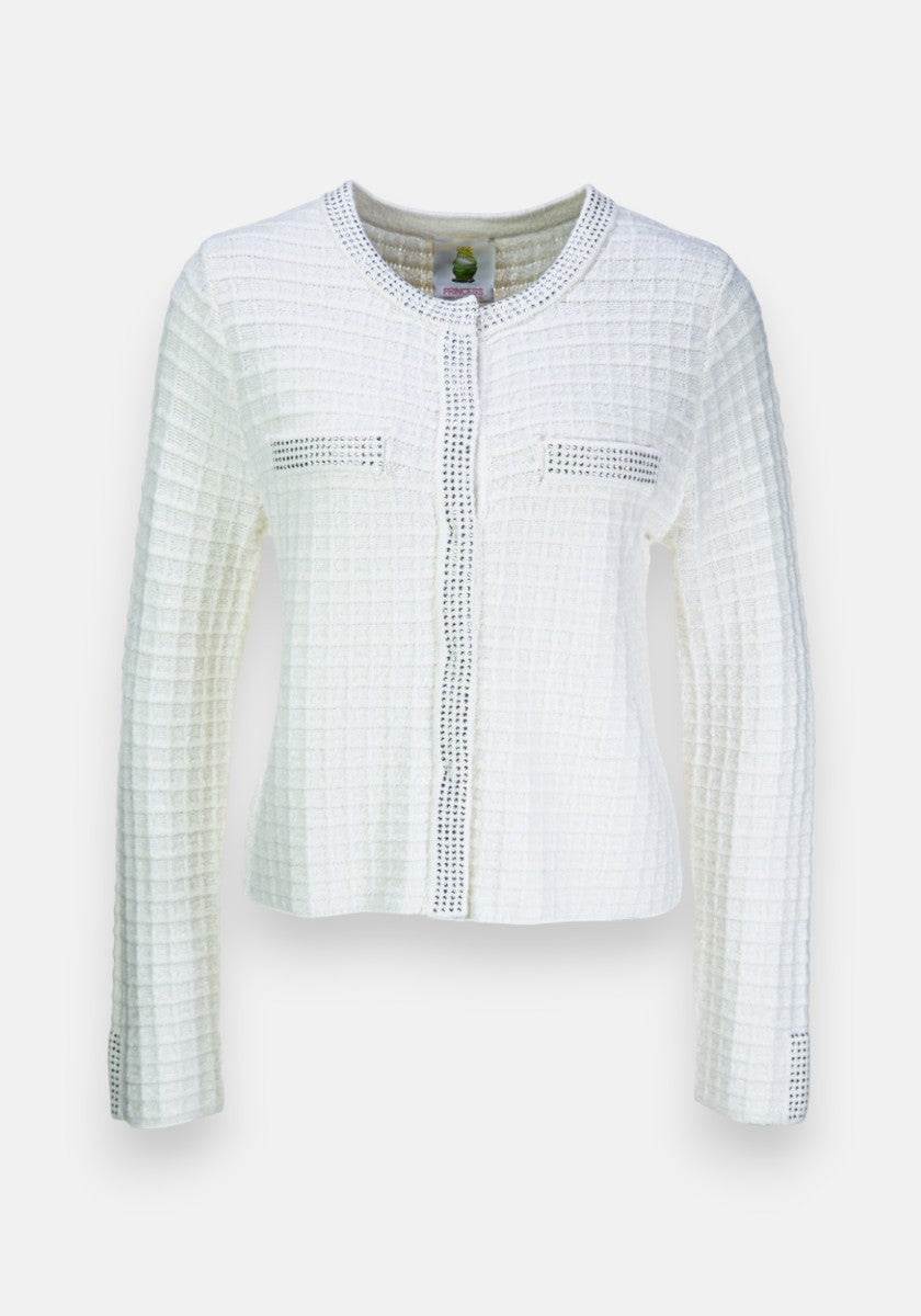 Weiße, langärmelige Strickjacke von Princess Goes Hollywood mit Waffelstrickmuster, Rundhalsausschnitt, zwei Brusttaschen und offenem Strickbesatz an den Kanten, Taschen und Bündchen. Auf einfarbig hellgrauem Hintergrund.