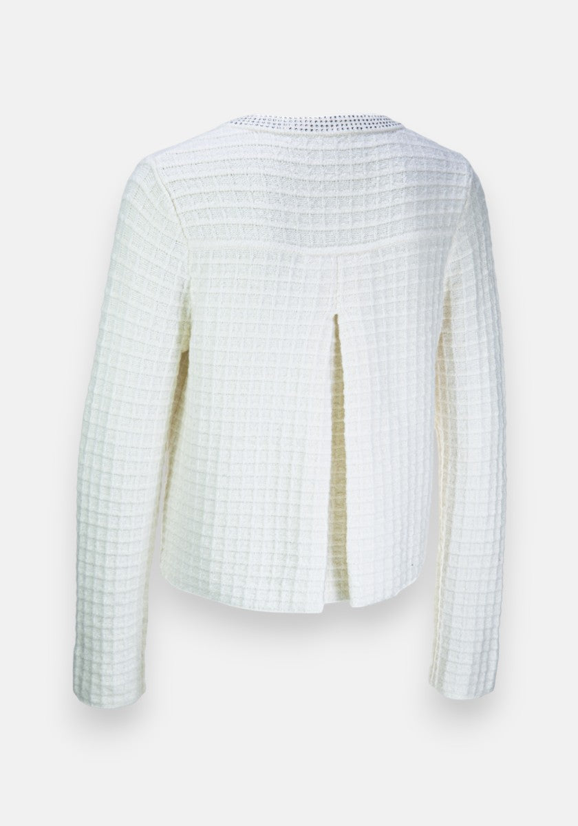 Weiße, langärmelige Strickjacke von Princess Goes Hollywood, von hinten gesehen, mit einem Waffelmuster aus einer weichen Baumwoll-Kaschmirmischung, einer einzelnen vertikalen Falte, einem geraden Saum und einem Stoff, der sich weich und dennoch strukturiert anfühlt.