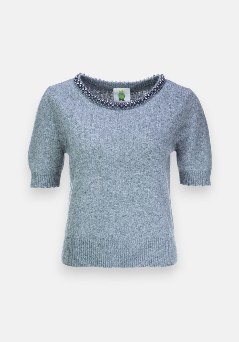 Der hellgraue Strickpullover von Princess Goes Hollywood im Wolle-Waschbärfaser-Mix hat kurze Ärmel, gerippte Bündchen und einen gerippten Saum, einen Rundhalsausschnitt mit glänzenden Perlen und ein weißes Schild mit grünem Logo im Kragen.