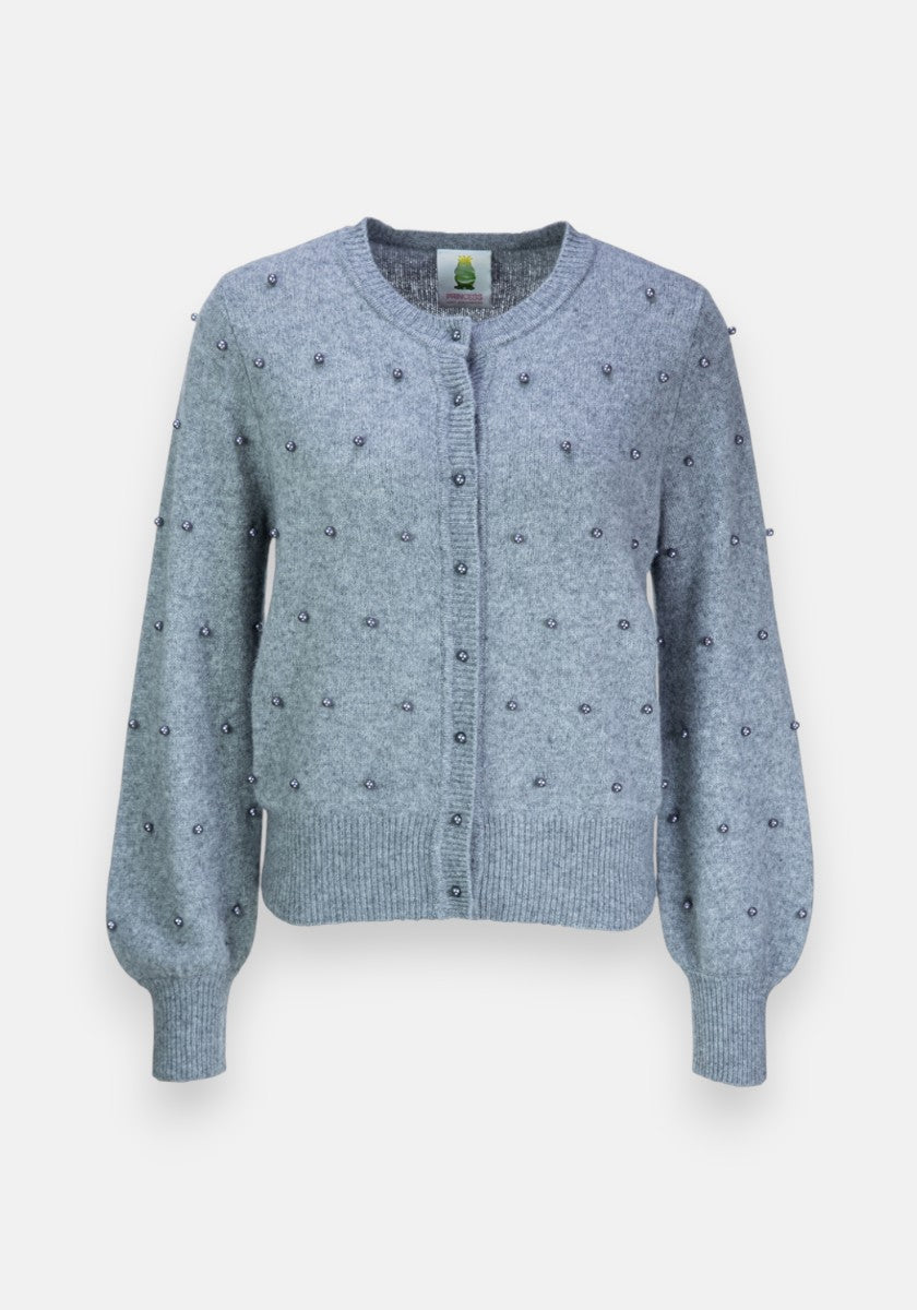 Hellgraue Strickjacke von Princess Goes Hollywood mit langen Ärmeln, Rundhalsausschnitt, geknöpfter Vorderseite mit Perlenknöpfen, perlenartigen Verzierungen im gesamten Bereich und gerippten Bündchen und Saum. Abgebildet auf einem einfarbig weißen Hintergrund.