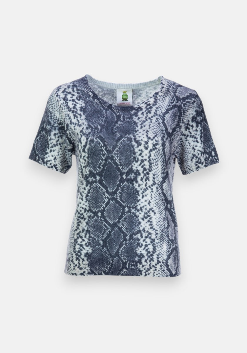 Princess Goes Hollywood T-Shirt mit kurzen Ärmeln und Schlangendruck in Schwarz, Weiß und Grau mit Rundhalsausschnitt. Es ist aus weichem, flexiblem Stoff gefertigt und auf einem einfarbig weißen Hintergrund abgebildet.