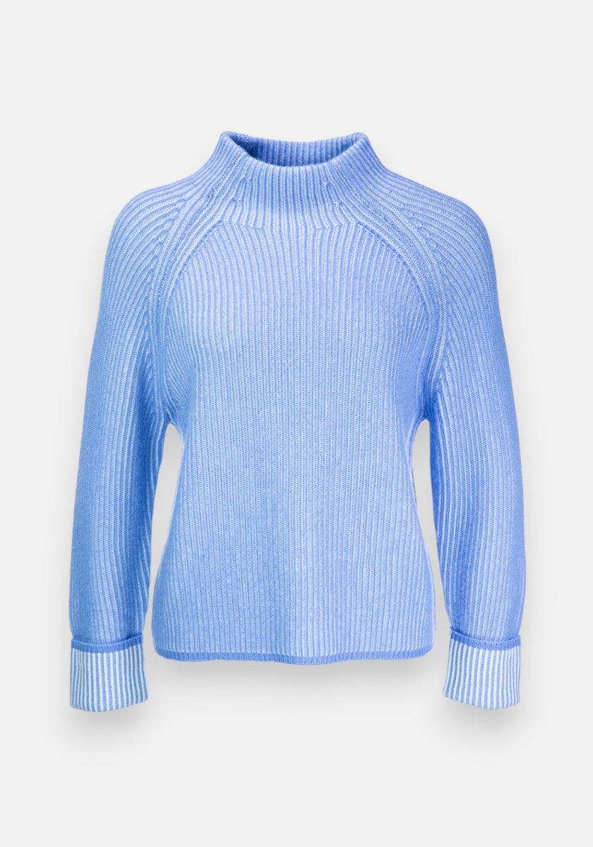 Ein hellblauer Rippstrickpullover von Princess Goes Hollywood aus Wolle-Kaschmir-Mix mit Stehkragen, langen Ärmeln, umgeschlagenen Bündchen, kastenförmigem Schnitt und vertikaler Rippstruktur.
